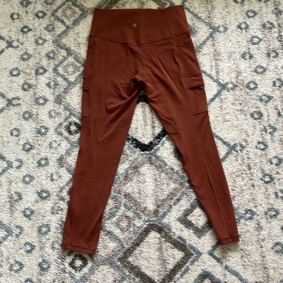 LIKE NEW Athleta Salutation Cargo 7/8 Tight - Picture 6 of 7